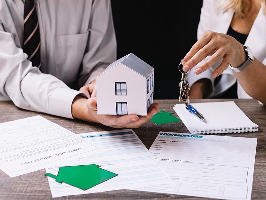 What is the difference between a mortgage broker and a mortgage lender?